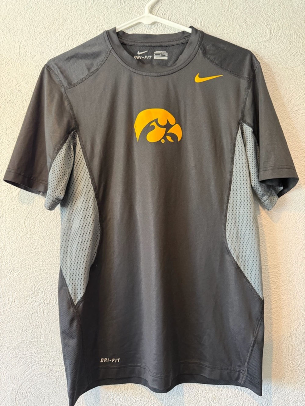 Iowa Hawkeyes Nike Dri-Fit Shirt, size Small